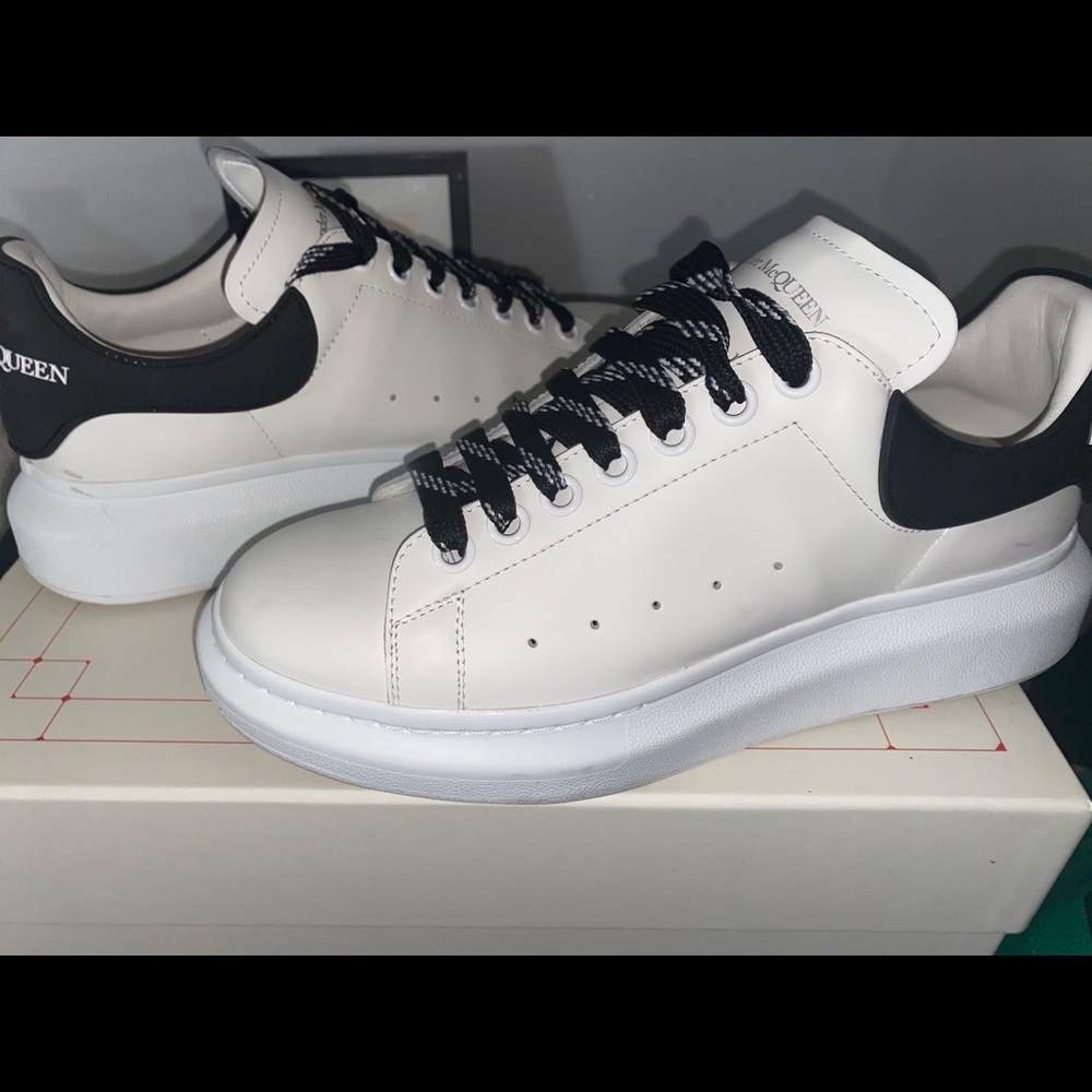 Alexander Mcqueens . - Picture 2 of 3